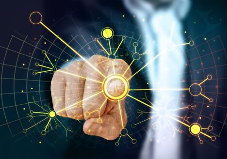 Pentru a dezvolta aplicații care folosesc tehnologia AI, există o serie de cursuri de care ar trebui să profitați. În general, aceste cursuri acoperă subiecte precum tehnici de învățare automată, algoritmi de învățare automată, prelucrarea limbajului natural și vizualizarea datelor. Mai jos sunt câteva sugestii de cursuri care ar putea fi utile: Introducere în Inteligența Artificială - acest curs poate fi util dacă sunteți la început și doriți să învățați mai multe despre tehnologia AI. Machine Learning - acest curs se concentrează pe tehnici de învățare automată și algoritmi, care sunt utilizate într-o varietate de aplicații AI. Procesarea limbajului natural - acest curs se concentrează pe utilizarea tehnologiei AI pentru a procesa și înțelege limba naturală, ceea ce este util pentru dezvoltarea de aplicații precum chatbot-uri sau asistenți virtuali. Vizualizarea datelor - acest curs poate fi util pentru a învăța cum să utilizați tehnologia AI pentru a vizualiza datele într-un mod ușor de înțeles și interactiv. TensorFlow - acesta este un framework popular pentru dezvoltarea de aplicații AI, iar un curs în TensorFlow poate fi util pentru a învăța cum să utilizați acest instrument pentru dezvoltarea de modele de învățare automată. Acestea sunt doar câteva exemple de cursuri care ar putea fi utile pentru dezvoltarea de aplicații AI. Este important să identificați nevoile specifice ale proiectului dvs. și să găsiți cursuri care să se concentreze pe acestea. De asemenea, puteți explora resurse online precum cursuri MOOC și tutoriale pentru a învăța mai multe despre tehnologia AI. Ce tipuri de aplicații folosesc AI? Aplicațiile care folosesc inteligența artificială (AI) sunt diverse și pot fi găsite în diferite domenii și industrii. Acestea sunt câteva exemple: Asistenții Virtuali: Cum ar fi Siri de la Apple, Google Assistant sau Amazon Alexa sunt aplicații AI care răspund la întrebări și execută sarcini în funcție de comenzi vocale. Recomandări personalizate: Platforme precum Netflix, Spotify sau Amazon folosesc AI pentru a recomanda conținut personalizat (filme, muzică, produse) bazat pe istoricul utilizatorilor. Analiză a datelor și predictivitate: Aplicațiile în domeniul financiar folosesc AI pentru analiza piețelor, a riscurilor și pentru a face predicții privind trendurile. Înțelegerea limbajului natural: Motoarele de căutare precum Google utilizează AI pentru a înțelege și a răspunde la interogările utilizatorilor într-un mod mai precis și contextual. Recunoaștere vocală și facială: Aplicații precum Google Photos sau Facebook utilizează AI pentru a recunoaște și a organiza automat fotografii și pentru a identifica fețele din imagini. Medicină: În domeniul medical, AI este folosit pentru diagnosticare asistată, analiza imaginilor medicale sau pentru dezvoltarea de tratamente personalizate. Mașini autonome: Aplicațiile AI sunt folosite în dezvoltarea mașinilor autonome, precum mașinile cu conducere autonomă sau roboții folosiți în industrie. Traducere automată: Servicii precum Google Translate folosesc AI pentru a traduce texte între limbi diferite. Acestea sunt doar câteva exemple și AI este folosit în continuu în diverse alte domenii pentru a îmbunătăți funcționalitatea, eficiența și înțelegerea în diferite aplicații și servicii.