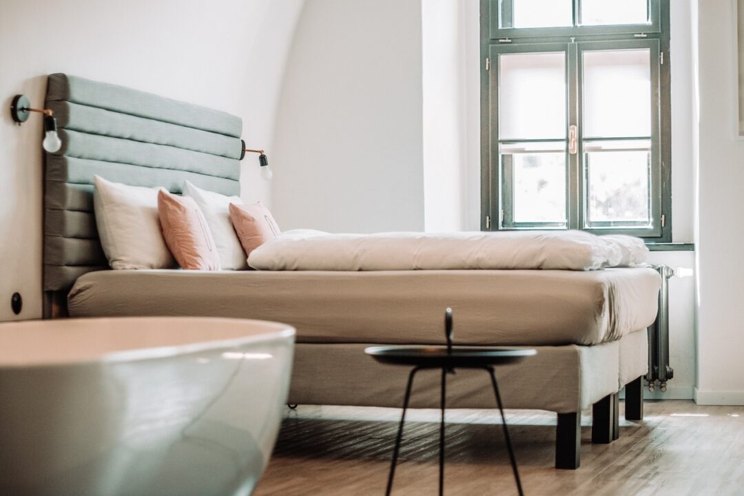 Tendinte moderne in amenajarea dormitorului - functionalitate, confort si spatii inteligente de depozitare
